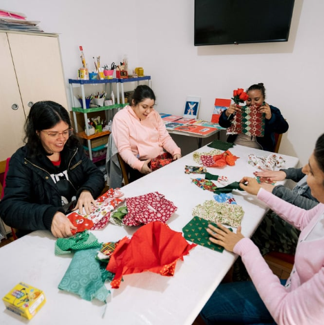 Jovens participando da oficina de artesanato do GAPES